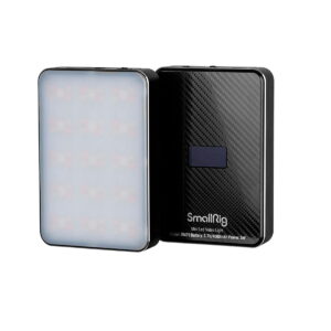 Kaksi kompaktia suorakulmaista SmallRig 3290 RM75 Video Light RGBWW -yksikköä, joista toisessa on valaistu paneeli ja toisessa kuvioitu takaosa, pieni näyttö ja SmallRigin tuotemerkki.