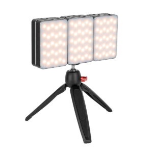 SmallRig 3290 RM75 Video Light RGBWW on kannettava LED-valaisin, jossa on kolme suorakulmaista paneelia mustalla jalustalla, ja jokaista paneelia valaisee useita kirkkaita valkoisia LED-valoja.
