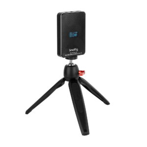 Musta SmallRig 3290 RM75 RGBWW -videovalaisin on asennettu pieneen, kokoontaitettavaan kolmijalkaiseen jalustaan, jossa on punainen säätönuppi ja sininen näyttö sen etuosassa.
