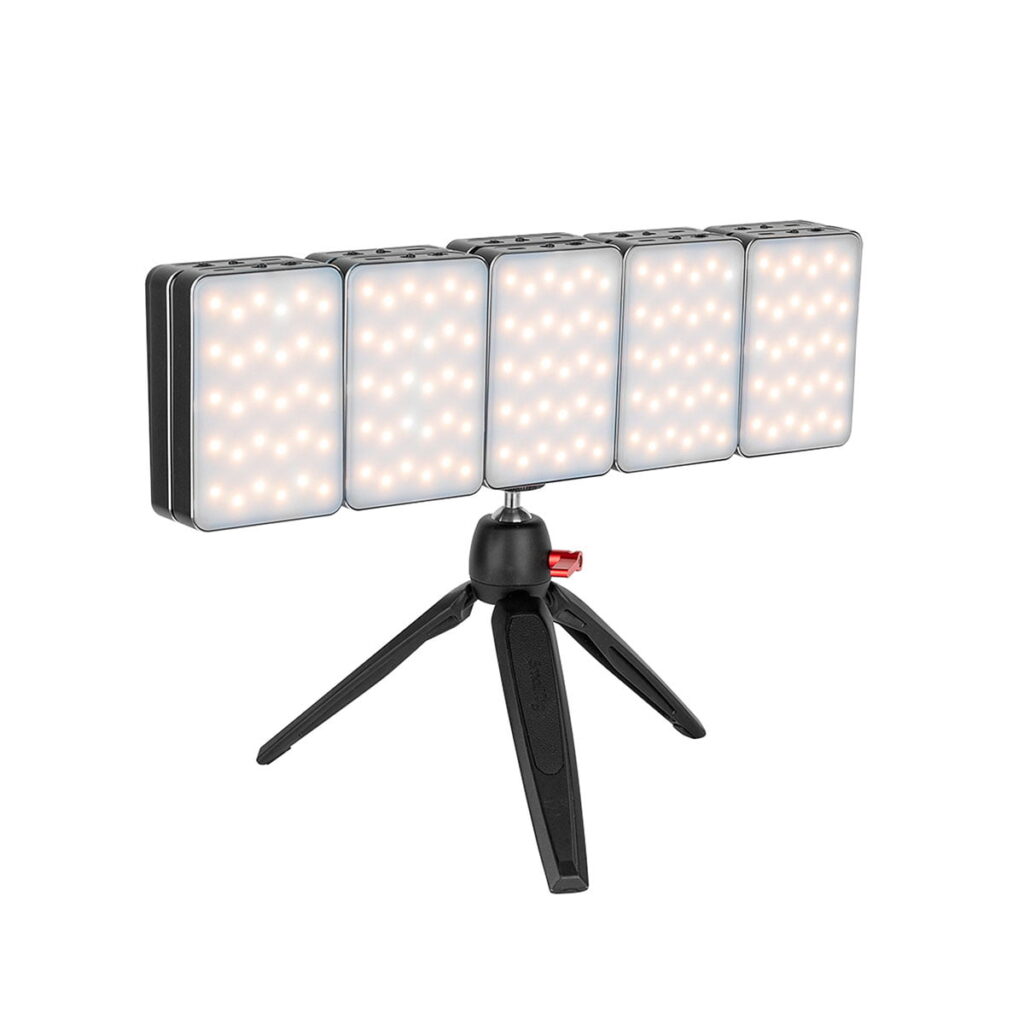 SmallRig 3290 RM75 Video Light RGBWW, suorakulmainen LED-paneeli, jossa on viisi osaa, on asennettu kompaktille mustalle jalustalle, jossa on ulosvedettävät jalat, ja se on esillä valkoista taustaa vasten.