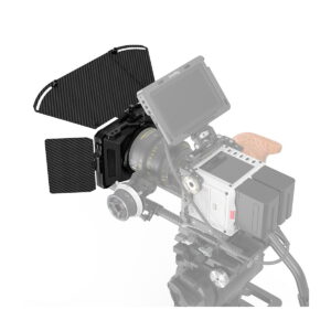 SmallRig_3680_Mini_Matte_Box_Pro_002 SmallRig 3680 Mini Matte Box Pro on asennettu jalustalle, jossa on objektiivi, puinen sivukahva, suuri ulkoinen näyttö ja akkupaketit, jotka on kiinnitetty ammattimaiseen digitaaliseen elokuvakameralaitteistoon, kaikki kuvattuna valkoisella pohjalla.