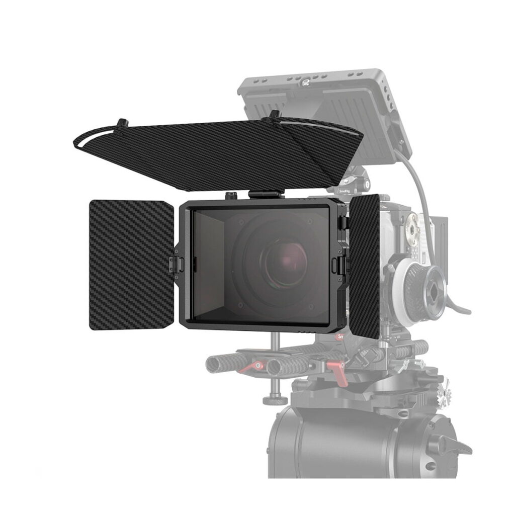 SmallRig_3680_Mini_Matte_Box_Pro_003 Ammattikäyttöön tarkoitettu videokamera kiinnitetään jalustalle SmallRig 3680 Mini Matte Box Pro -laitteella, jossa on ylä- ja sivupaneelit, jotka estävät ei-toivotun valon pääsyn objektiivista.
