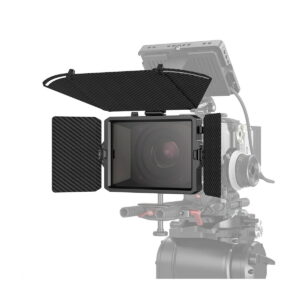 SmallRig_3680_Mini_Matte_Box_Pro_003 Ammattikäyttöön tarkoitettu videokamera kiinnitetään jalustalle SmallRig 3680 Mini Matte Box Pro -laitteella, jossa on ylä- ja sivupaneelit, jotka estävät ei-toivotun valon pääsyn objektiivista.
