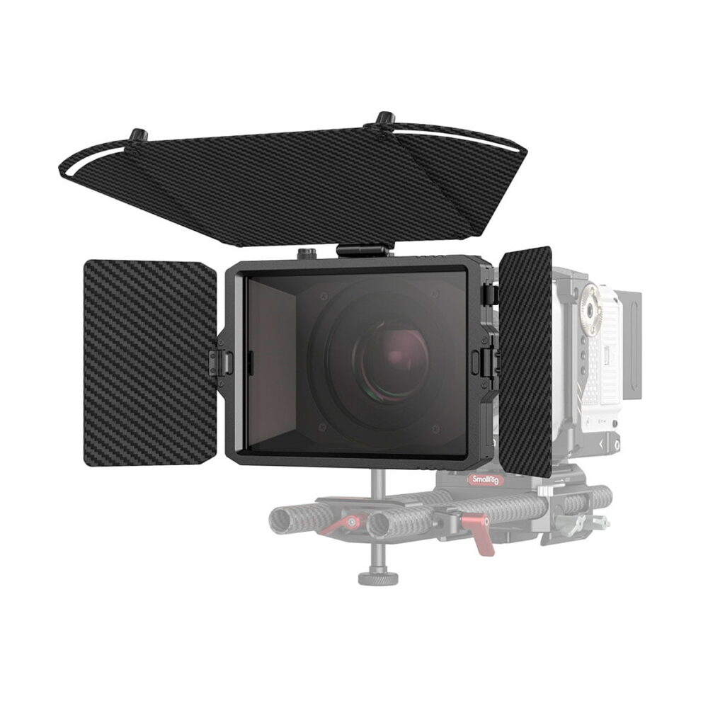 SmallRig_3680_Mini_Matte_Box_Pro_004 SmallRig 3680 Mini Matte Box Pro, jossa on musta mattaviimeistely, hiilikuituinen yläosa ja sivuläpät, on asennettu ammattimaisen videokameralaitteiston etupuolelle sauvoineen ja lisävarusteineen, kuvassa valkoista taustaa vasten.