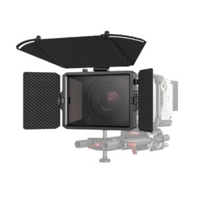 SmallRig_3680_Mini_Matte_Box_Pro_004 SmallRig 3680 Mini Matte Box Pro, jossa on musta mattaviimeistely, hiilikuituinen yläosa ja sivuläpät, on asennettu ammattimaisen videokameralaitteiston etupuolelle sauvoineen ja lisävarusteineen, kuvassa valkoista taustaa vasten.