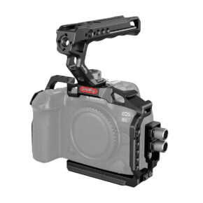 SmallRig_3830_Handheld_Kit_for_Canon_EOS_R5_R6_R5_C_001 Puoliksi läpinäkyvässä rungossa oleva Canon EOS R5 -kamera, johon on asennettu musta SmallRig 3830 Handheld Kit for Canon EOS R5/R6/R5 C, jossa on yläkahva ja useita kiinnitysportteja, jotka takaavat turvallisen otteen ja helpon lisävarusteiden kiinnityksen.
