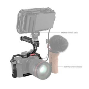 SmallRig_3830_Handheld_Kit_for_Canon_EOS_R5_R6_R5_C_004 SmallRig 3830 Handheld Kit for Canon EOS R5/R6/R5 C on esitetty kuvassa, jossa on päällä oleva monitori (Monitor Mount 2905), puinen sivukahva (Side Handle HSN2093) ja näkyvä mikrofoni, jossa on karvainen tuulisuoja.