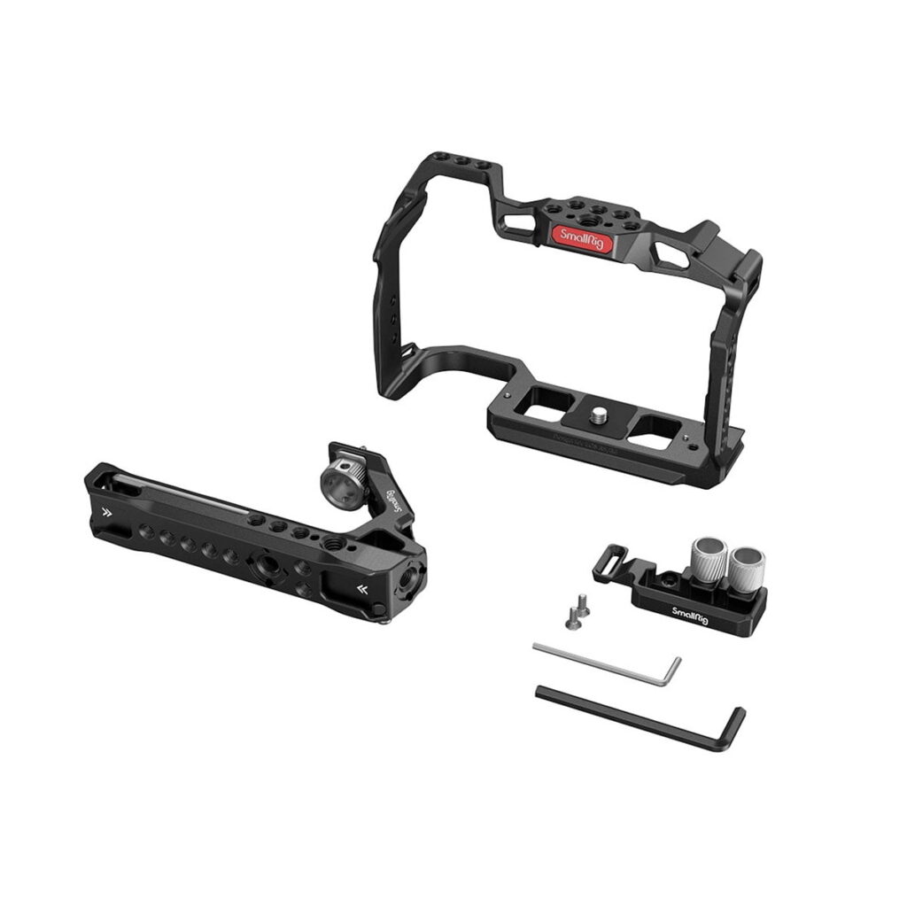 SmallRig_3830_Handheld_Kit_for_Canon_EOS_R5_R6_R5_C_005 SmallRig 3830 Handheld Kit for Canon EOS R5/R6/R5 C sisältää mustan metallisen kamerahäkin, sivukahvan, pikakiinnityslevyn, ruuvit ja kaksi L-muotoista kuusiokoloavainta, jotka kaikki näkyvät valkoisella pohjalla.