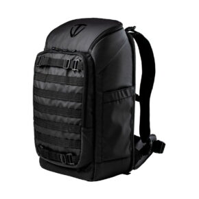 Mustassa Tenba Axis 20L Tactical Backpack -repussa on useita vaakasuoria etuhihnoja, sivutaskut, pehmustetut olkahihnat ja yläkahva valkoista taustaa vasten.