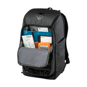 Tenba_Axis_20L_Tactical_Backpack_004 Mustassa Tenba Axis 20L Tactical Backpack -repussa on etutasku auki, ja siinä on kartta, muistikirja, puhelin, kyniä ja oranssi ulkoinen kiintolevy merkittyihin lokeroihin.