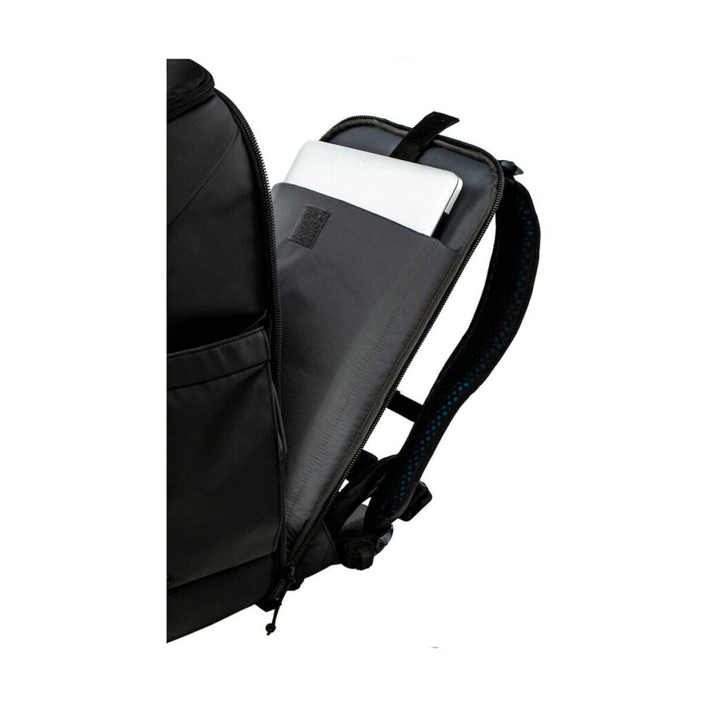 Tenba_Axis_20L_Tactical_Backpack_005 Tenba Axis 20L Tactical Backpackin lähikuva paljastaa olkahihnassa olevan piilotetun lokeron, joka on osittain auki ja näyttää sisällä olevan tabletin tai ohuen kannettavan tietokoneen.