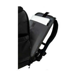 Tenba_Axis_20L_Tactical_Backpack_005 Tenba Axis 20L Tactical Backpackin lähikuva paljastaa olkahihnassa olevan piilotetun lokeron, joka on osittain auki ja näyttää sisällä olevan tabletin tai ohuen kannettavan tietokoneen.