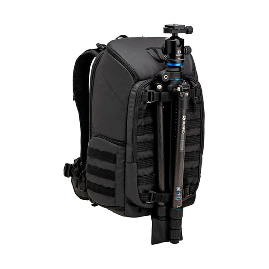 Tenba_Axis_20L_Tactical_Backpack_007 Mustassa Tenba Axis 20L Tactical Backpack -repussa on pehmustetut olkahihnat ja kompakti kolmijalka, joka on kiinnitetty turvallisesti etupuolelle säädettävillä hihnoilla.