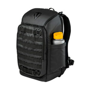Tenba_Axis_20L_Tactical_Backpack_008 Mustassa Tenba Axis 20L Tactical Backpack -repussa on useita etuhihnoja, sivutasku, jossa on suuri oranssi ja hopeinen vesipullo, pehmustetut olkahihnat ja kätevä yläkahva.