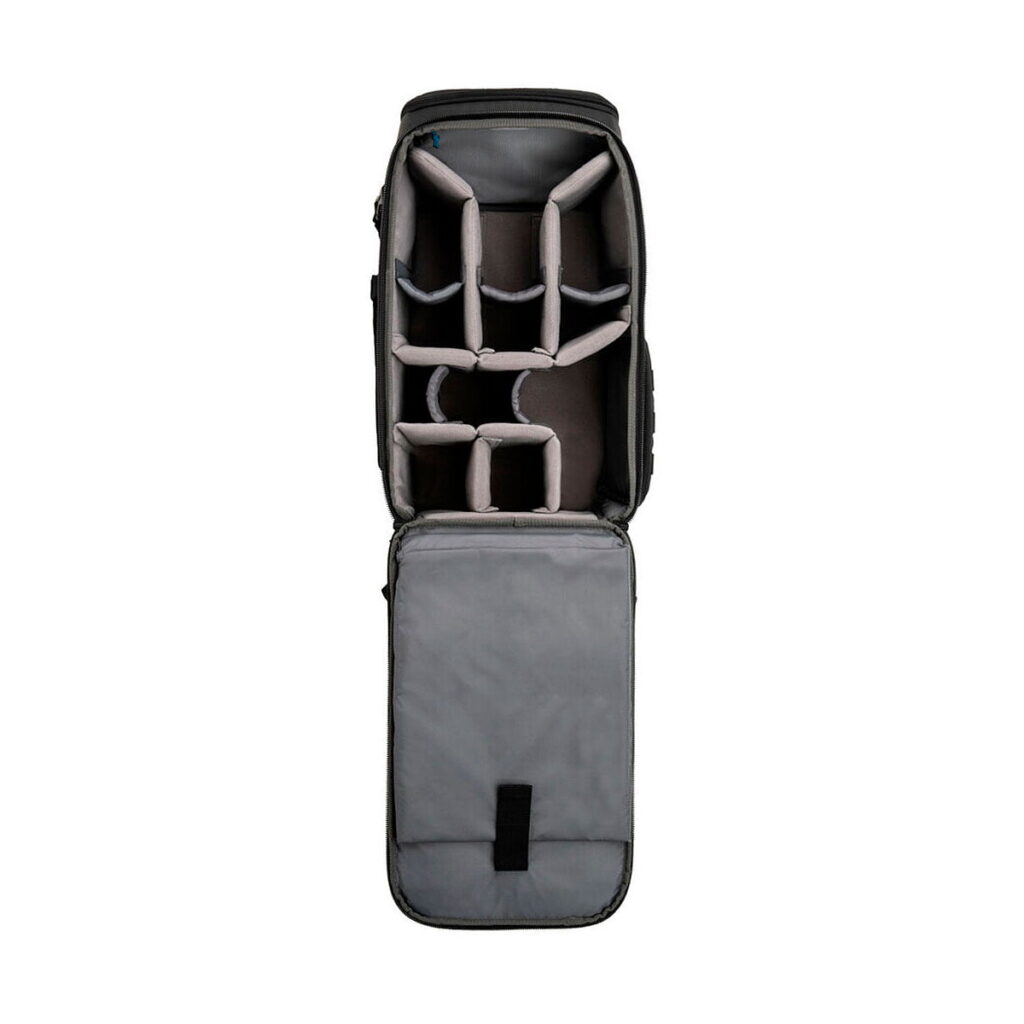 Tenba_Axis_24L_Tactical_Backpack_002 Avoin Tenba Axis 24L taktinen reppu, jossa on pehmustetut harmaat säädettävät väliseinät, jotka muodostavat useita lokeroita kameravarusteiden ja tarvikkeiden järjestämiseen, kuvattu ylhäältä valkoisella taustalla.