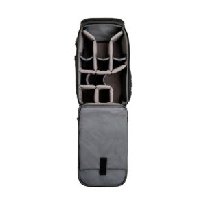 Tenba_Axis_24L_Tactical_Backpack_002 Avoin Tenba Axis 24L taktinen reppu, jossa on pehmustetut harmaat säädettävät väliseinät, jotka muodostavat useita lokeroita kameravarusteiden ja tarvikkeiden järjestämiseen, kuvattu ylhäältä valkoisella taustalla.