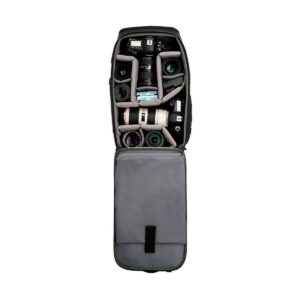 Tenba_Axis_24L_Tactical_Backpack_003 Tenba Axis 24L Tactical Backpack -repussa on pehmustetut lokerot useille kameran objektiiveille, kameran rungolle, akuille ja tarvikkeille, ja sen etuläppä aukeaa avattaessa ja paljastaa siististi järjestetyn varustuksen sisältä.