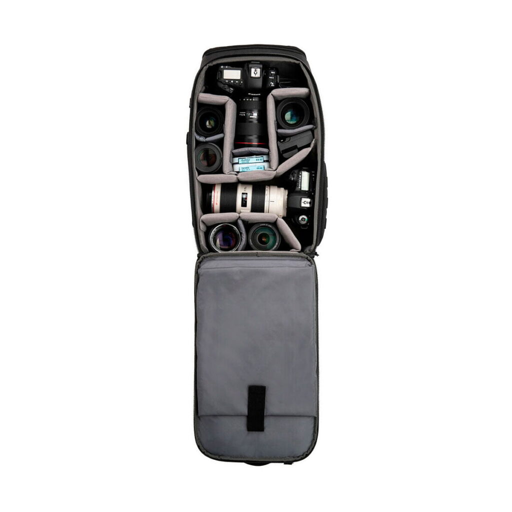 Tenba_Axis_32L_Tactical_Backpack_003 Tenba Axis 32L Tactical Backpack -reppu näkyy avattuna, ja pehmustetut lokerot järjestävät kameran objektiivit, kameran rungon, akut ja muistikortit siististi valkoista taustaa vasten.
