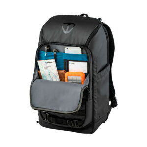 Tenba_Axis_32L_Tactical_Backpack_004 Mustassa Tenba Axis 32L Tactical Backpack -repussa on etutasku auki, ja sen sisällä on siististi kartta, puhelin, passi, muistikirja, kyniä ja oranssi kannettava kiintolevy.