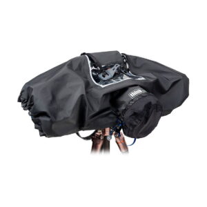Think Tank Hydrophobia D 24-70 V3 on musta vedenpitävä kameran sadesuojus, jossa on kirkas ikkuna ja joka on suunniteltu sopimaan kameran ja jalustan päälle ja suojaamaan varusteitasi sateelta ja ankaralta säältä.
