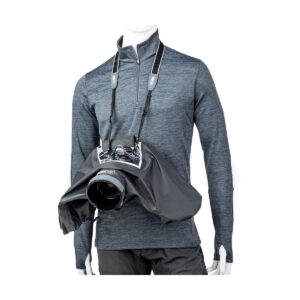 Think_Tank_Photo_Hydrophobia_D_24-70_V3_008 Wearing a grey long-sleeved sweater, the mannequin displays the camera on a neck strap, protected by a Think Tank Hydrophobia D 24-70 V3 rain cover with sleeves that protect the camera from moisture.