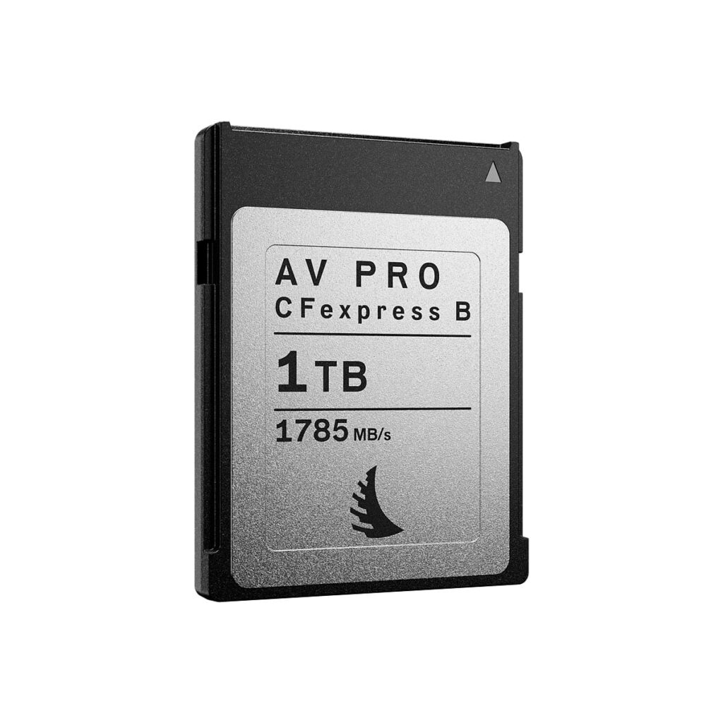 ANGELBIRD AV PRO MK2 Type B CFexpress 1TB -muistikortti mustaa ja hopeaa, jonka nopeus on 1785 MB/s, on kuvassa pystyssä valkoista taustaa vasten.