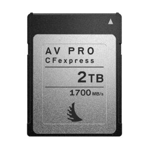 Angelbird_AV_PRO_MK2_Type_B_CFexpress_2TB_002 Hopeinen ANGELBIRD AV PRO MK2 Type B CFexpress-muistikortti, jonka kapasiteetti on 2TB ja nopeus 1700 MB/s. Kortissa on pieni logo keskellä alareunaa.