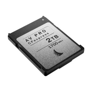 Angelbird_AV_PRO_MK2_Type_B_CFexpress_2TB_003 ANGELBIRD AV PRO MK2 Type B CFexpress 2TB -muistikortti, hopeanvärinen ja musta, nopeus 1700 MB/s, näkyy valkoisella taustalla.