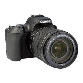 Canon EOS 250D + EF-S 18-135mm f/3.5-5.6 IS STM Canon järjestelmäkamerat
