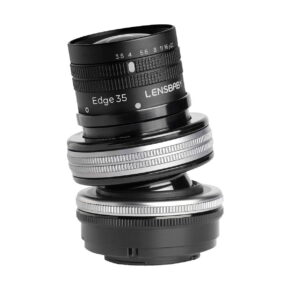 Lensbaby_Composer_Pro_II_Edge_35-Sony_E_001 Mustan ja hopeanvärinen Lensbaby Composer Pro II + Edge 35 -objektiivi Sony E:lle, jossa on joustava kallistettava muotoilu säätörenkailla ja merkityillä aukkoasetuksilla, eristettynä valkoiselle taustalle.