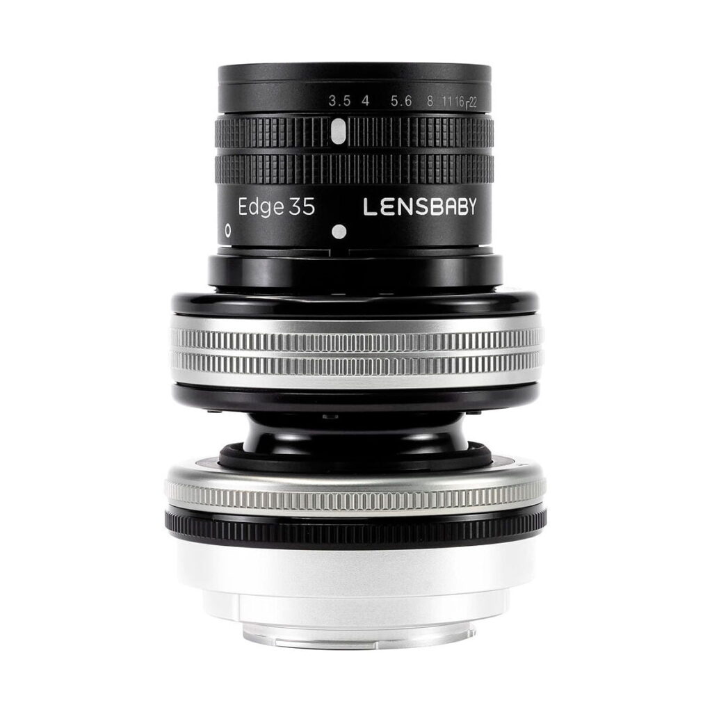 Lensbaby_Composer_Pro_II_Edge_35-Sony_E_002 Lensbaby Composer Pro II + Edge 35 Sony E:lle, jossa on aukkomerkinnät ja musta-hopea metalliviimeistely, on pystyssä valkoista taustaa vasten.