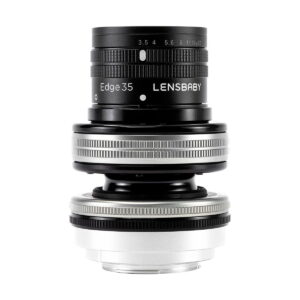 Lensbaby_Composer_Pro_II_Edge_35-Sony_E_002 Lensbaby Composer Pro II + Edge 35 Sony E:lle, jossa on aukkomerkinnät ja musta-hopea metalliviimeistely, on pystyssä valkoista taustaa vasten.