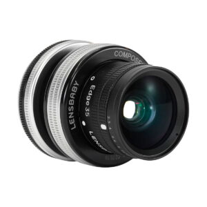 Lensbaby_Composer_Pro_II_Edge_35-Sony_E_003 Lähikuva Lensbaby Composer Pro II + Edge 35 - Sony E -kameran objektiivista, jossa korostuvat yksityiskohtaiset tarkennus- ja aukkomerkinnät sen tyylikkäässä mustan ja hopeanvärisessä lieriömäisessä rungossa.