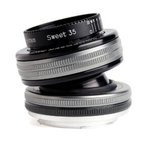 Lensbaby_Composer_Pro_II_Sweet_35-Sony_E_001 Lähikuva Lensbaby Composer Pro II + Sweet 35 -objektiivista Sony E:lle, jossa näkyy sen musta ja hopeinen viimeistely sekä harjatut tarkennus- ja aukkorenkaat. Objektiivi on hieman kallistettu valkoista taustaa vasten, ja "Sweet 35" -merkintä on näkyvissä.