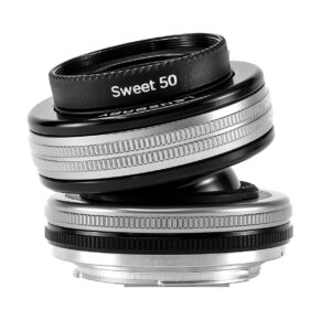 Lensbaby_Composer_Pro_II_Sweet_50-Sony_E_001 Lensbaby Composer Pro II + Sweet 50 Sony E:lle on metallinen kameraobjektiivi, jossa on ainutlaatuinen kallistettava muotoilu, useita kuvioituja renkaita ja jalustakiinnitys, kuvassa valkoista taustaa vasten.
