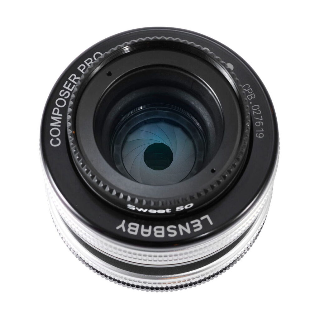 Lensbaby Composer Pro II + Sweet 50 Sony E:lle -objektiivin lähikuvassa näkyvät etulasi, aukkoterät ja yksityiskohtaiset tekstimerkinnät objektiivin reunan ympärillä.