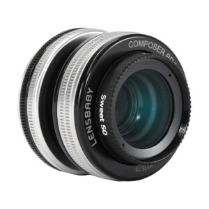 Lensbaby Composer Pro II + Sweet 50 - Sony E -objektiivin lähikuvassa korostuvat sen kuvioidut renkaat ja lasielementit, ja tuotenimi näkyy tynnyrissä.