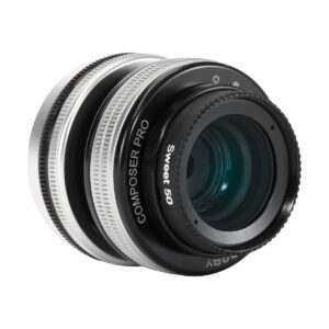 Lähikuva Lensbaby Composer Pro II + Sweet 50 Sony E:lle, jossa näkyy sen hopeanmusta tynnyrimuotoilu "Composer Pro II" ja "Sweet 50" -merkinnöillä ja kirkkailla lasielementeillä.