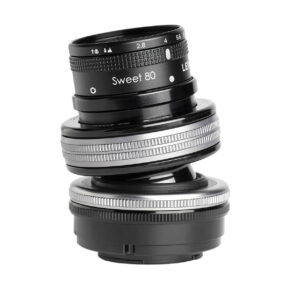 Lensbaby Composer Pro II + Sweet 80 Sony E:lle on mustahopea kameran objektiivi, jossa on kallistettava muotoilu, aukkoalue f/2,8-f/16, kuvassa eristettynä valkoisella taustalla.