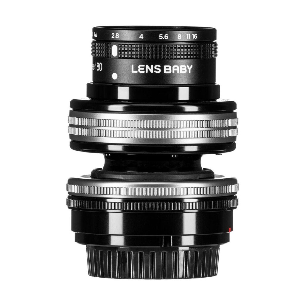 Lensbaby_Composer_Pro_II_Sweet_80-Sony_E_002 Lensbaby Composer Pro II + Sweet 80 Sony E:lle, mustaa ja hopeaa, jossa on aukkomerkinnät ja kaksi harjattua säätörengasta, näkyy pystysuorassa valkoista taustaa vasten.