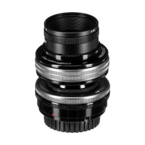 Lensbaby_Composer_Pro_II_Sweet_80-Sony_E_003 Lähikuva Lensbaby Composer Pro II + Sweet 80 -objektiivista Sony E:lle, jossa on mustat ja hopeanväriset kuvioidut renkaat ja merkinnät pystyssä valkoista taustaa vasten.