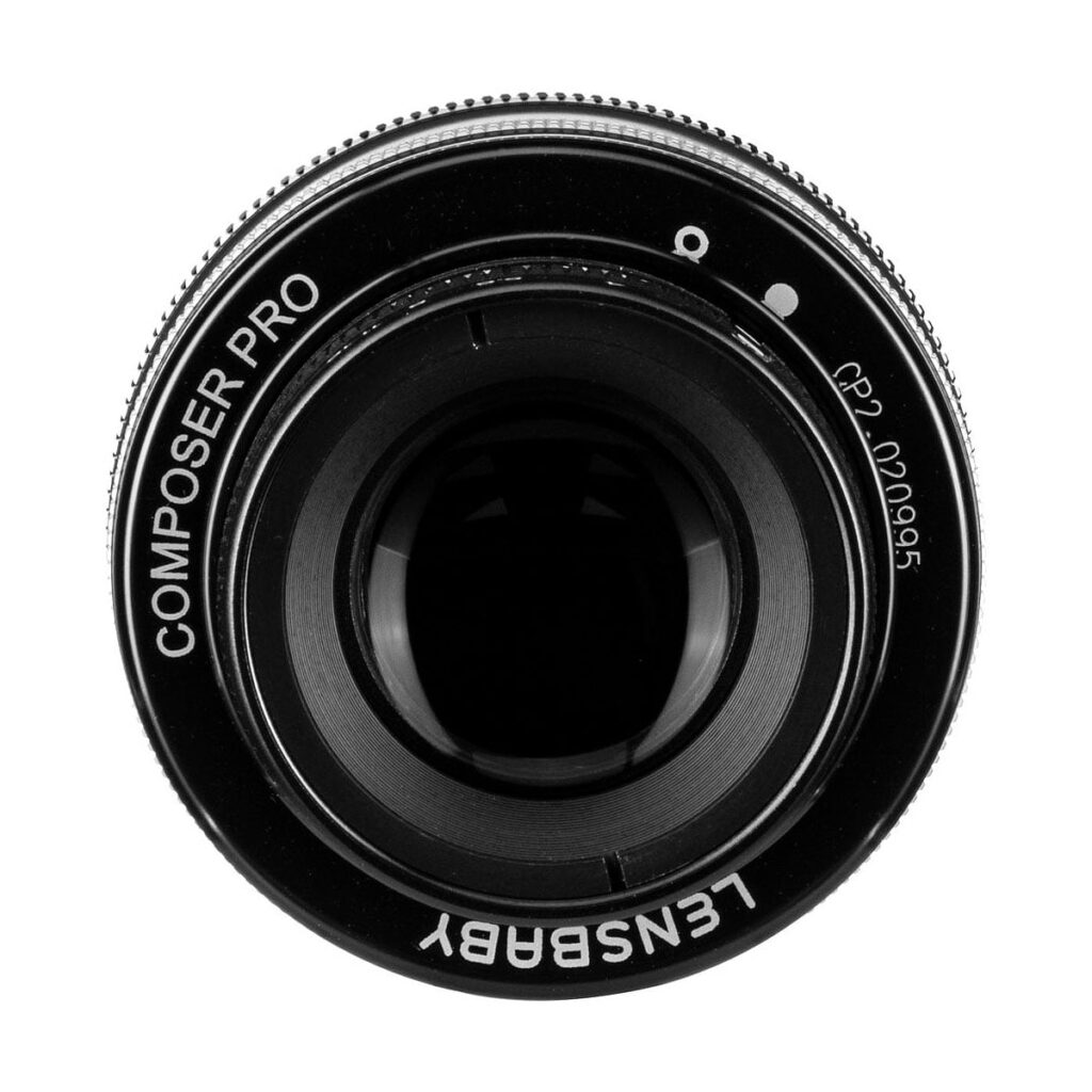 Lensbaby_Composer_Pro_II_Sweet_80-Sony_E_004 Lensbaby Composer Pro II + Sweet 80 Sony E:lle -objektiivin lähikuva ylhäältä alaspäin, jossa korostuvat objektiivin lasi ja sen mustan ulkorenkaan merkinnät.