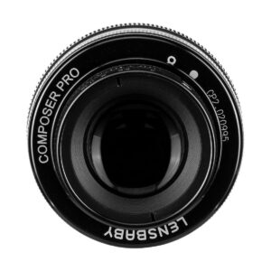 Lensbaby_Composer_Pro_II_Sweet_80-Sony_E_004 Lensbaby Composer Pro II + Sweet 80 Sony E:lle -objektiivin lähikuva ylhäältä alaspäin, jossa korostuvat objektiivin lasi ja sen mustan ulkorenkaan merkinnät.
