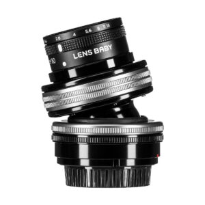 Lensbaby_Composer_Pro_II_Sweet_80-Sony_E_005 Lensbaby Composer Pro II + Sweet 80 Sony E:lle on kuvassa mustana hopeisilla korostuksilla, kallistettuna valkoisella taustalla. Kameran objektiivin aukko- ja tarkennusrenkaat näkyvät selvästi.