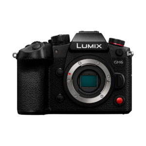 Panasonic_Lumix_GH6_001 Mustan Panasonic Lumix GH6 -järjestelmäkameran etukuva, jossa näkyy objektiivin kiinnitys, tuotenimi, säätöpyörät ja eri painikkeet.
