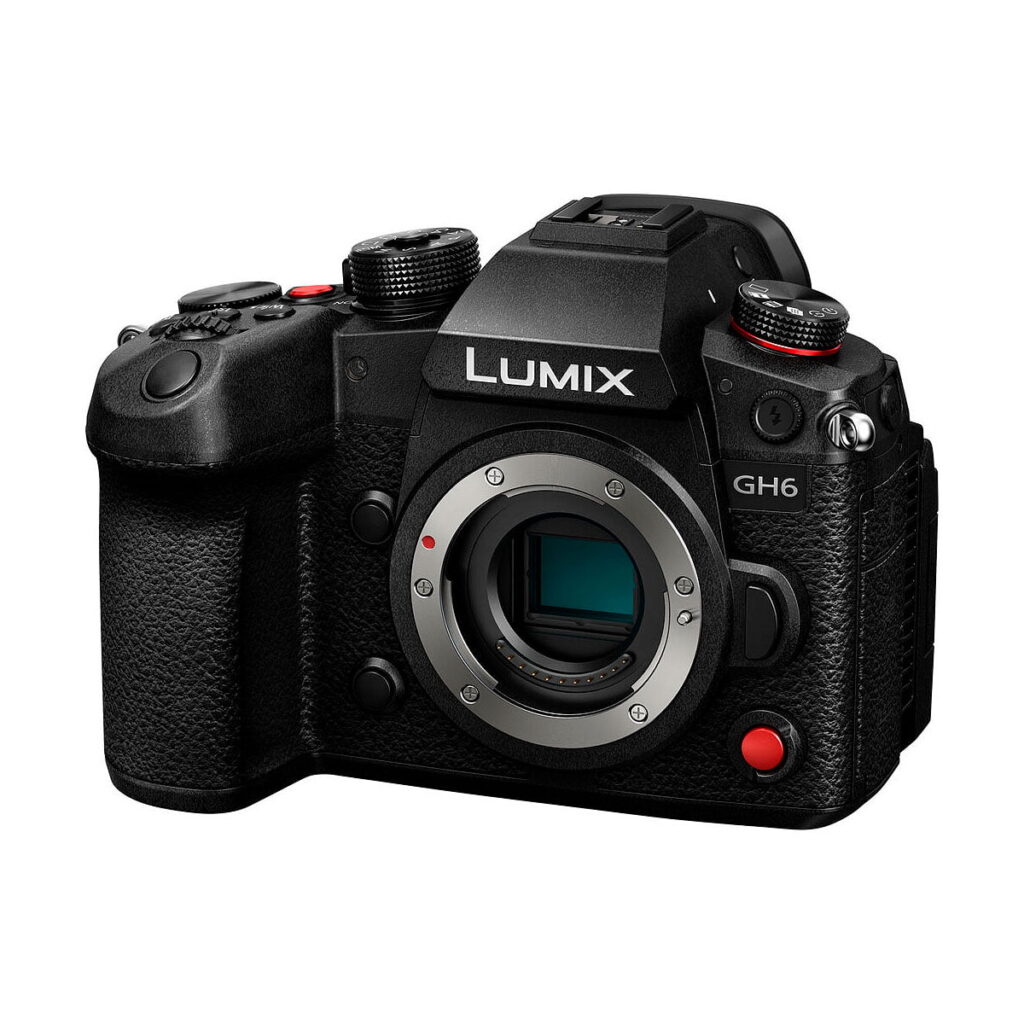 Panasonic_Lumix_GH6_002 Musta Panasonic Lumix GH6 -järjestelmäkameran runko, edestä ja sivulta kuvattuna, näyttää kennon ja säätimet ilman objektiivia kiinnitettynä.