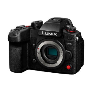 Panasonic_Lumix_GH6_002 Musta Panasonic Lumix GH6 -järjestelmäkameran runko, edestä ja sivulta kuvattuna, näyttää kennon ja säätimet ilman objektiivia kiinnitettynä.