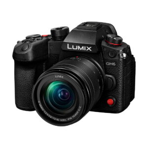 Panasonic_Lumix_GH6_12-60mm_002 Panasonic Lumix GH6 -digitaalikamera, jossa on 12-60mm F3.5-5.6 -objektiivi ja jossa on suuri objektiivi, etsin ja säätöpyörät, näkyy valkoisella taustalla.