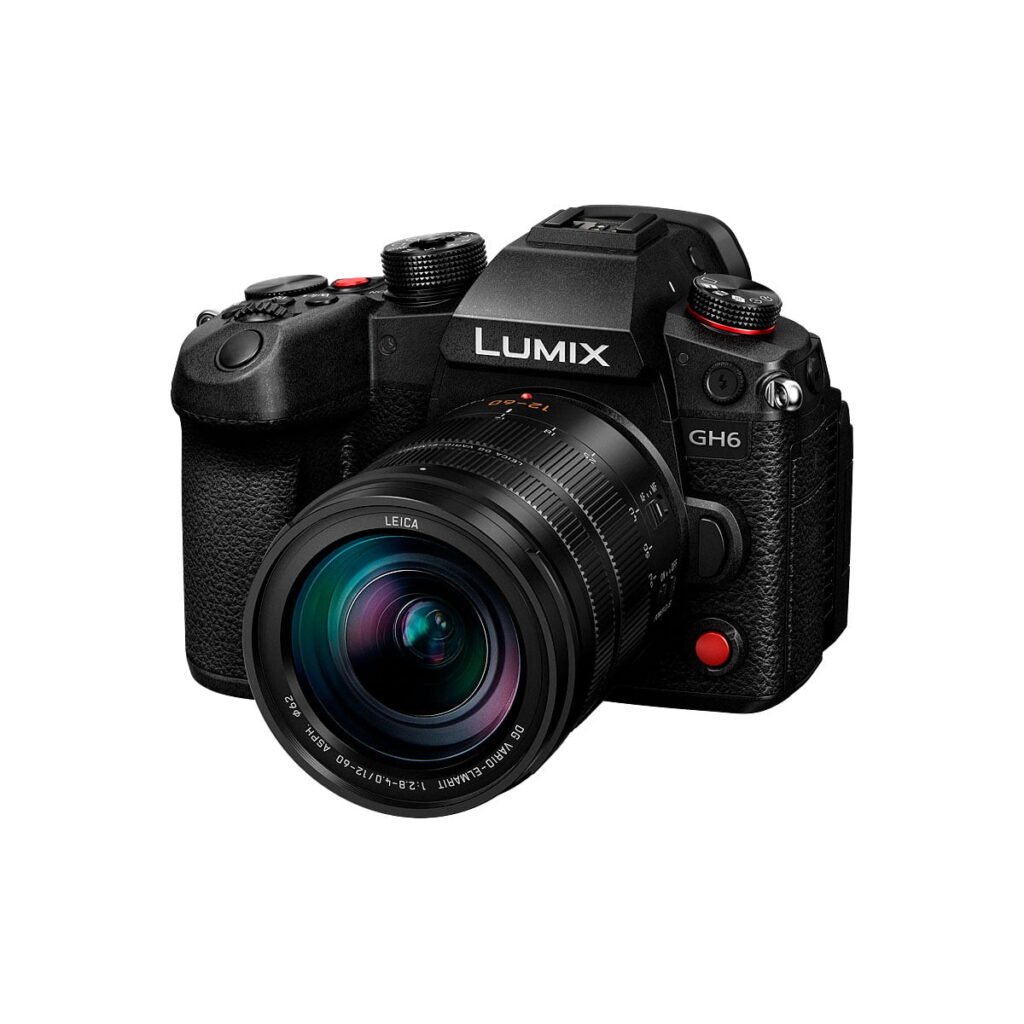 Panasonic_Lumix_GH6_12-60mm_L_002 Musta Panasonic Lumix GH6, jossa on 12-60mm F2.8-4 Leica DG -objektiivi, on suunnattu hieman oikealle valkoisella taustalla.