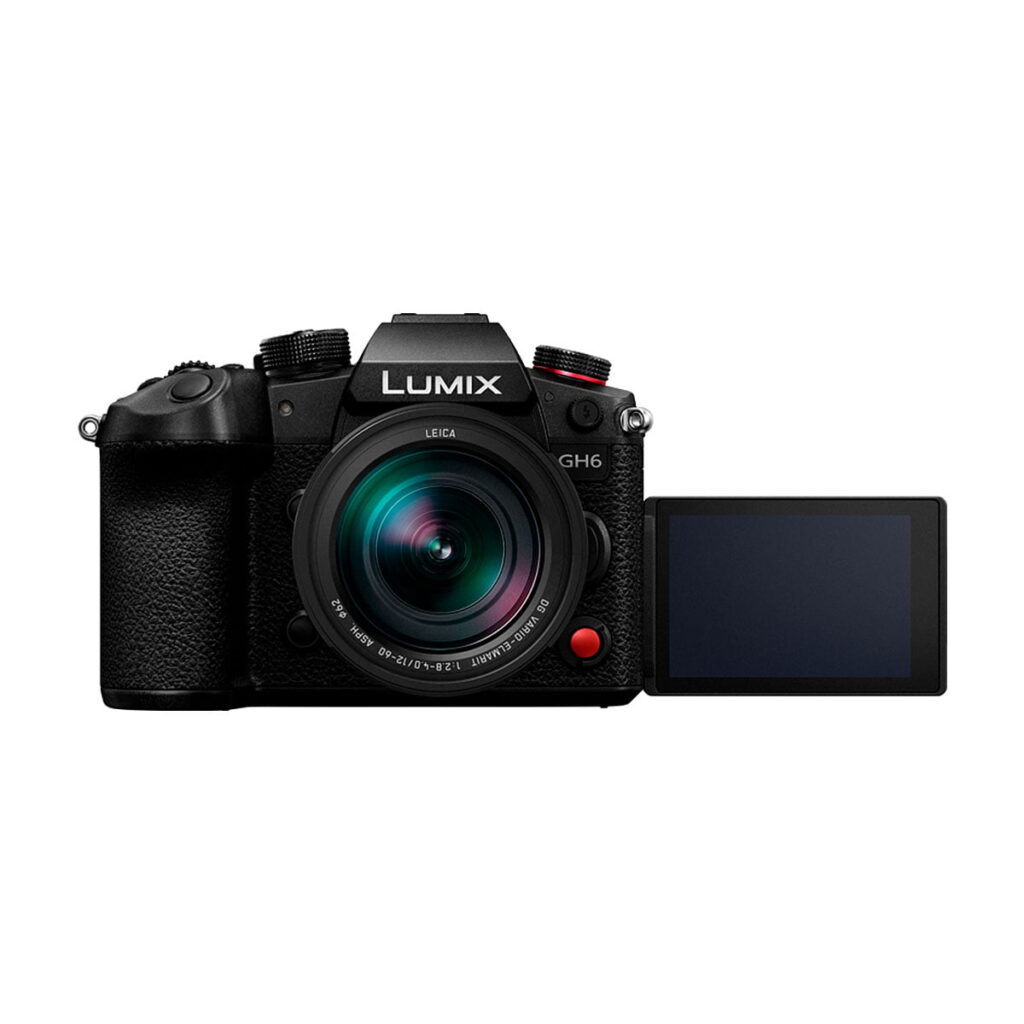 Panasonic_Lumix_GH6_12-60mm_L_003 Panasonic Lumix GH6, jossa on 12-60mm F2.8-4 Leica DG -objektiivi, on kuvattu eteenpäin. LCD-näyttö on käännetty sivulle ja käännetty niin, että sen näyttö on katsojaan päin.
